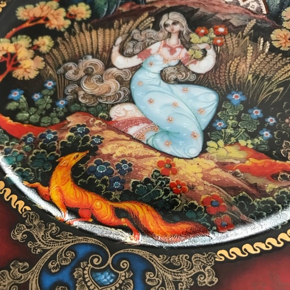 Handcrafted Red and Gold Artisan Plate from Russia - Picture 4 of 11